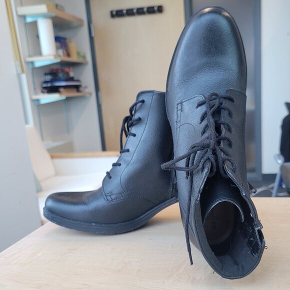 CLARKS Women's Hollis Jasmine Fashion Boot Black Leather - Picture 4 of 7